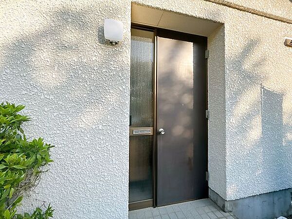 玄関は鍵交換を行いました。購入後にご自身で交換する手間が省けますね。