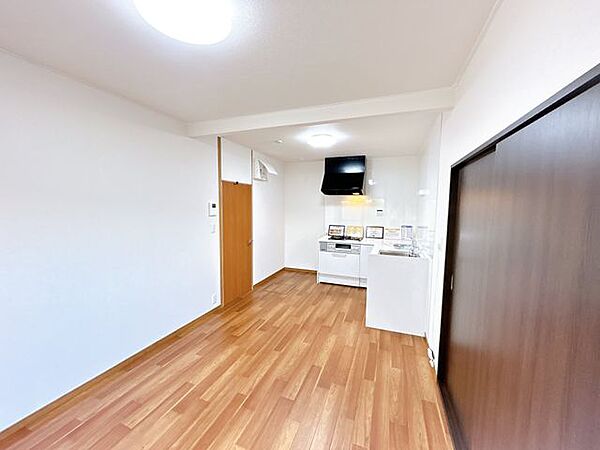 【リフォーム済み】LDKの写真です。新品のL型キッチンを設置しました。床はクッションフロアを張り、壁紙クロスも張り替えました。