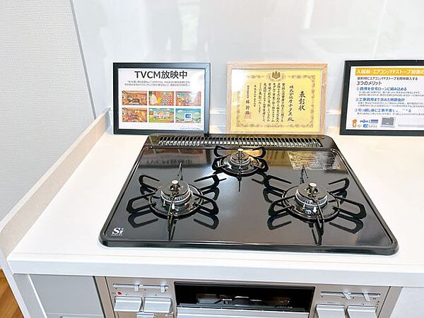 3口コンロで同時調理が可能です。大きな鍋を置いても困らない大きさでお料理が楽しくなりますね。