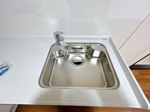 シンクはサビにくく熱に強いステンレス製です。毎日のお掃除が楽になりますね。