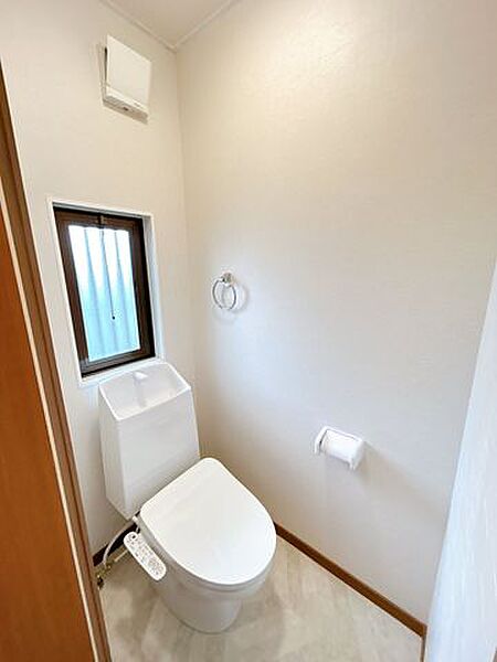 【リフォーム済】トイレは温水洗浄機能付きの新品に交換しました。傷や汚れが付きにくい加工が施してあるのでお手入れが簡単です。直接肌に触れるものなので新品交換は嬉しいですね。