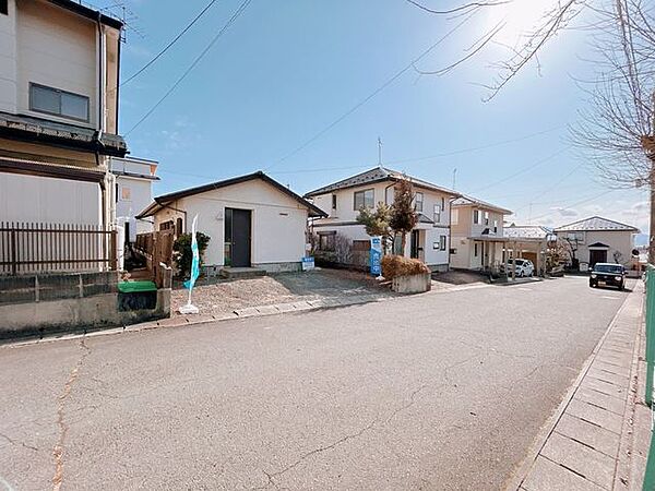 前面道路は幅員6ｍあるため余裕を持って駐車と運転ができます。