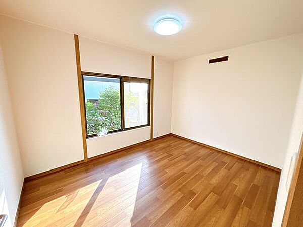 【リフォーム済】6帖洋室です。クロスは張替え、クッションフロア張りました。