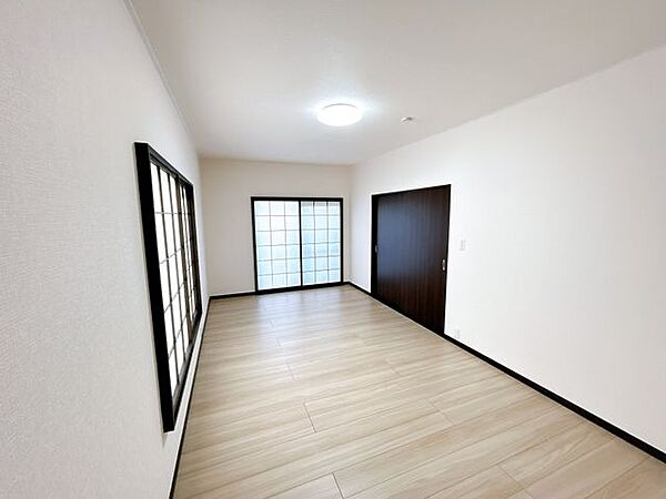 【リフォーム済】7.5帖洋室別アングルです。日中は日当たりも良くメインの居室としてお使いいただけます。