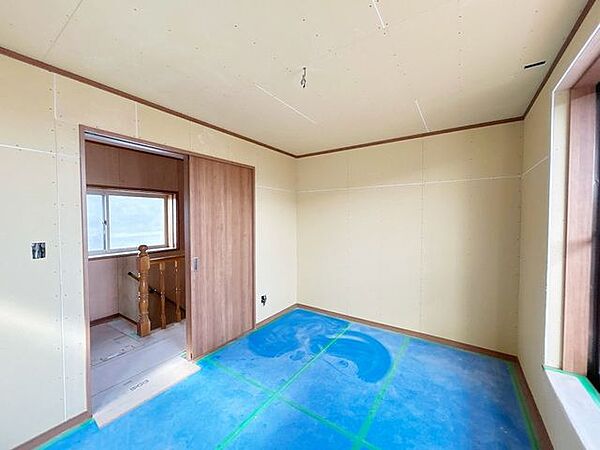 【リフォーム中】2階の和室は洋室に間取りの変更を行います。フロアの張替えとクロスの張替え、照明の交換を行います。