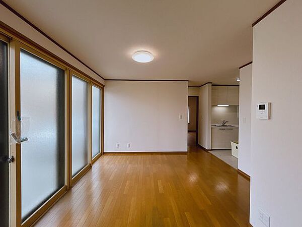 【リフォーム済】リビングの別角度のお写真です。
