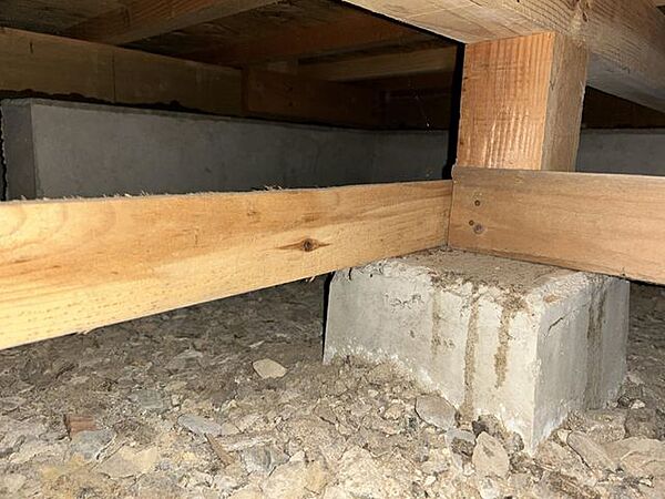 中古住宅の3大リスクである、雨漏り、主要構造部分の欠陥や腐食、給排水管の漏水や故障を2年間保証します。その前提で床下まで確認の上でリフォームしています。