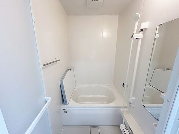 【同仕様画像】ユニットバスは新品に交換します。家の雰囲気に合わせホワイト色を選択しました。