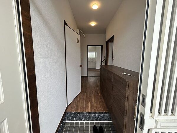【リフォーム中】1階廊下の床はクッションフロア貼替、天井・壁のクロスの貼替予定です。