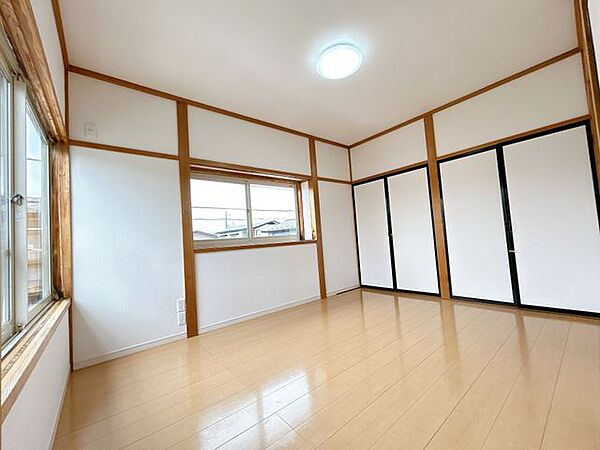 【リフォーム中】2階和洋室6.75帖の床クリーニングを行い、天井・壁のクロスの貼替予定です。