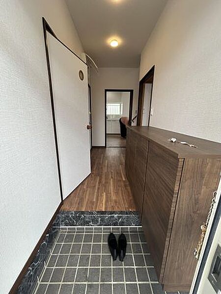【リフォーム中】玄関内部の写真です。シューズボックスを交換予定です。