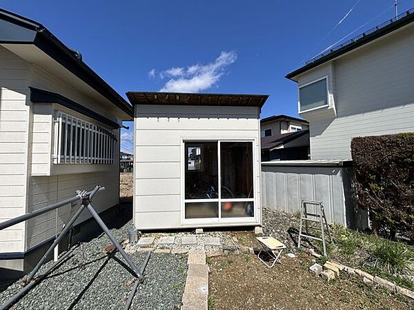 【物置】物置は畳3枚分の広さがあります。タイヤなどの保管に重宝します。現況有姿でのお引渡しとなります。