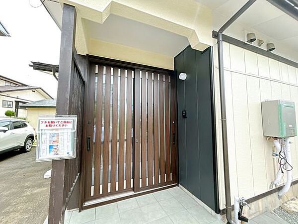 玄関を撮影しました。玄関扉、アプローチを新品に交換しました。インターホンも新品に交換しました。