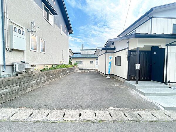 駐車場を撮影しました。普通車3台駐車可能です。