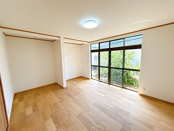 1階の続き間8帖和室の写真です。フローリング張替えとクロスの交換を行いました。