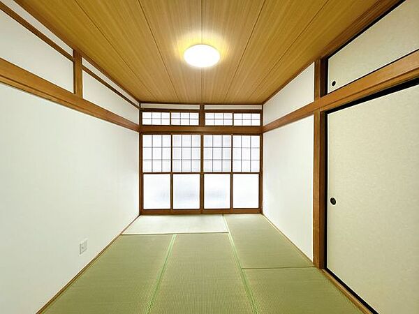1階の続き間6帖和室の写真です。クロス仕上になり、畳は表替えを行いました。