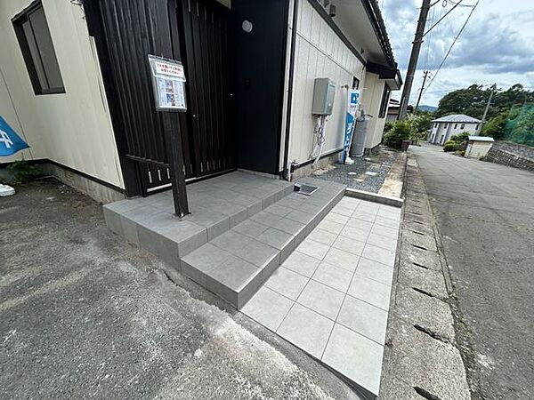 玄関のアプローチも新品に交換いたしました。