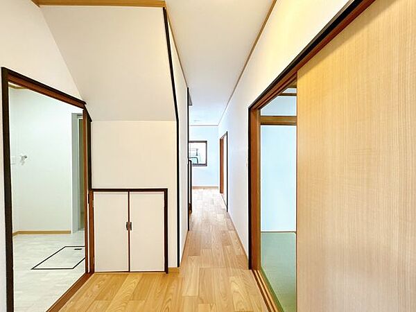 1階廊下を別角度から撮影しました。