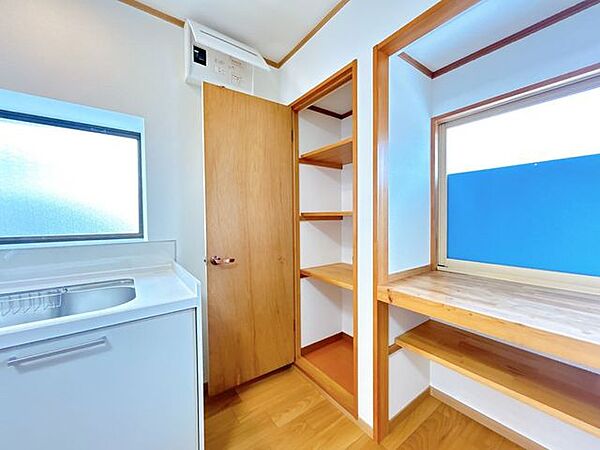 キッチンの隣には、収納スペースがございます。調理器具など収納可能です。