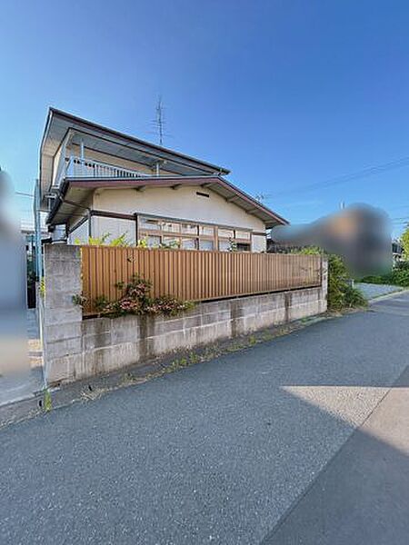 【現地写真】建物は売主にて解体を行います。南側の道路の間口は約9.7ｍです。