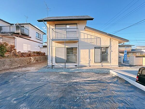 外観別角度写真です。角地でお庭も広く日当たり良好です。