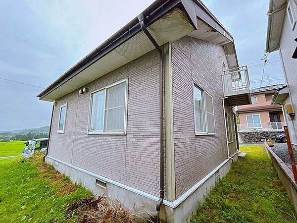 【リフォーム中】外観のお写真です。外壁屋根の塗装を行います。雨樋や軒天の補修、塗装も行います。