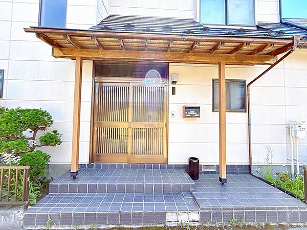 【リフォーム中】玄関扉の建付調整を行い、鍵交換予定です。さらに、玄関横にはモニター付きのドアホンを新設予定です。