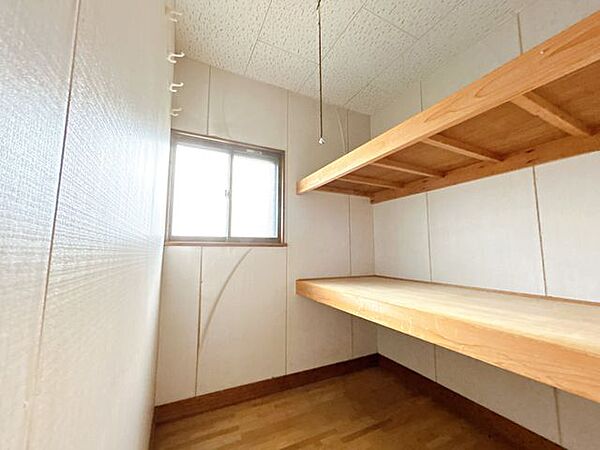 【リフォーム中】1階納戸の床はクッションフロア重ね張りし、天井・壁のクロス貼替予定です。