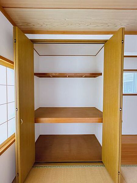 【リフォーム中】二階和室の収納のお写真です。収納内のクロス張替えを行います。各部屋にクローゼットがついております。収納があると便利ですね。
