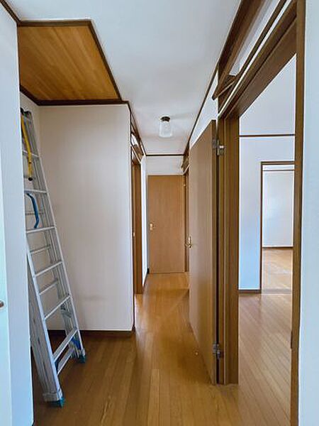 【リフォーム中】二階廊下のお写真です。屋根裏の収納がございます。