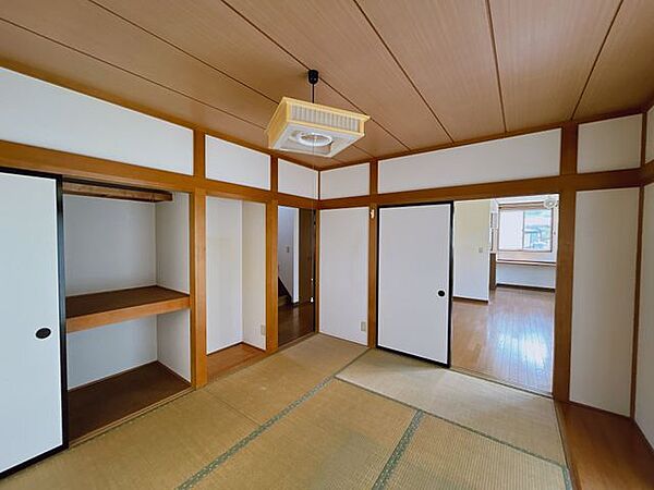 【リフォーム中】一階和室のお写真です。畳を新品交換いたします。クロス、照明の交換を行います。