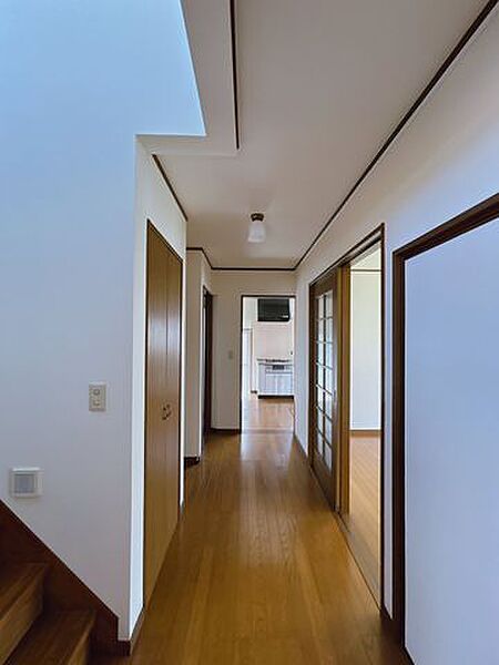 【リフォーム中】一階廊下のお写真です。クロスと照明の交換を行います。
