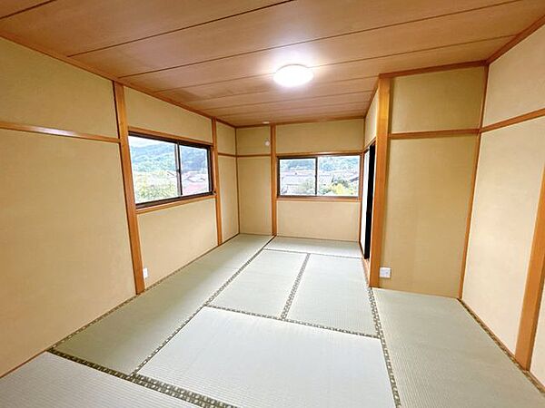 【リフォーム後】2階約9畳和室です。畳の表替えを行いました。