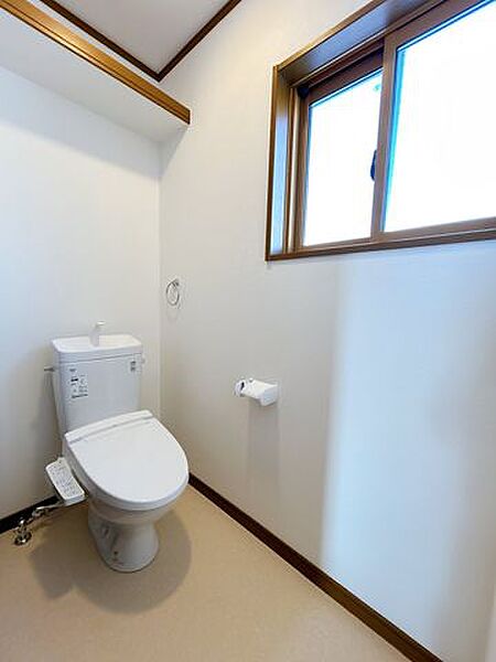 【リフォーム済】トイレはLIXIL製の温水洗浄機能付きに新品交換しました。キズや汚れが付きにくい加工が施してあるのでお手入れが簡単です。直接肌に触れるトイレは新品が嬉しいですよね。