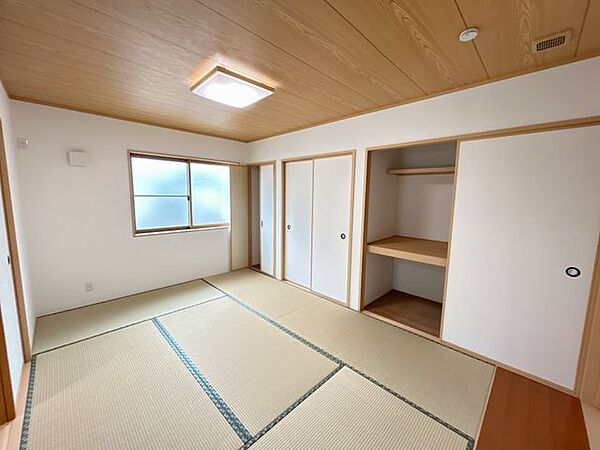 【リフォーム済】1階和室6帖です。畳の表替え、壁のクロス張替、襖張替を行いました。