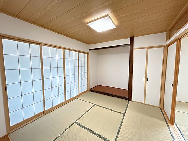 【リフォーム済】1階和室4.5帖です。畳の表替え、壁のクロス張替、襖張替を行いました。