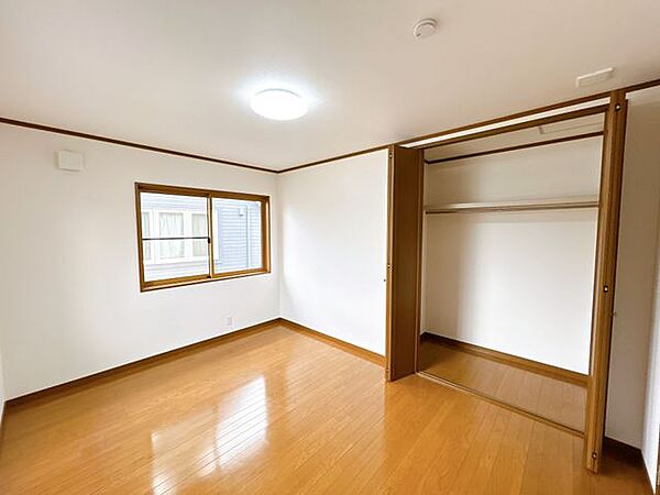 【リフォーム済】2階北側洋室6帖です。床のクリーニング、壁・天井はクロスを張り替えました。