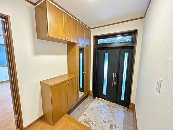 【リフォーム済】玄関内部です。シューズボックスのクリーニングを行いました。