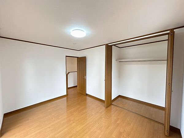 【リフォーム済】2階南側洋室6帖です。床のクリーニング、壁・天井はクロスを張り替えました。