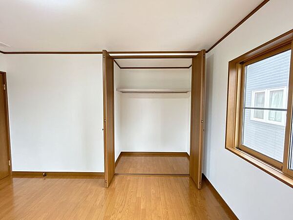 【リフォーム済】2階洋室の収納です。枕棚もあり、小さな荷物はもちろん、大きな荷物も収納できます。