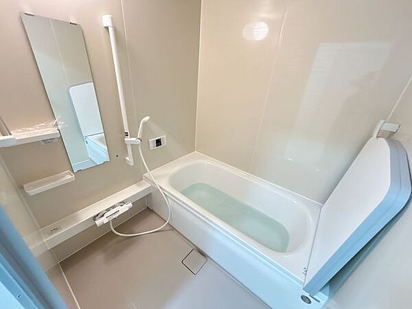 浴室はハウステック製の新品のユニットバスに交換しました。足を伸ばせる1坪サイズの広々とした浴槽で、1日の疲れをゆっくり癒すことができますよ。