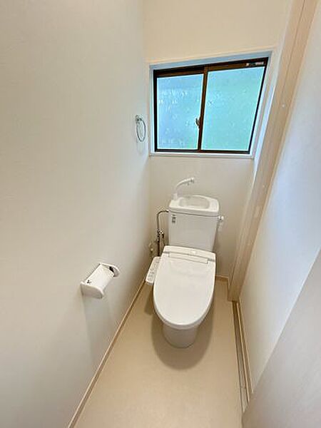 トイレはLIXIL製の温水洗浄機能付きに新品交換しました。キズや汚れが付きにくい加工が施してあるのでお手入れが簡単です。直接肌に触れるトイレは新品が嬉しいですよね。