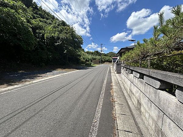 【周辺環境】前面道路です。幅員は6ｍあるので、大きい車でも通りやすそうです。