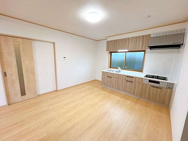 キッチンはハウステック製の新品に交換しました。引出には一升瓶や寸胴鍋など背の高いものも収納できます。天板は熱や傷にも強い人工大理石仕様なので、毎日のお手入れが簡単です。