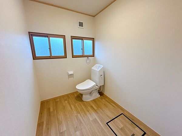 トイレはジャニス製の温水洗浄機能付きに新品交換しました。キズや汚れが付きにくい加工が施してあるのでお手入れが簡単です。直接肌に触れるトイレは新品が嬉しいですよね。