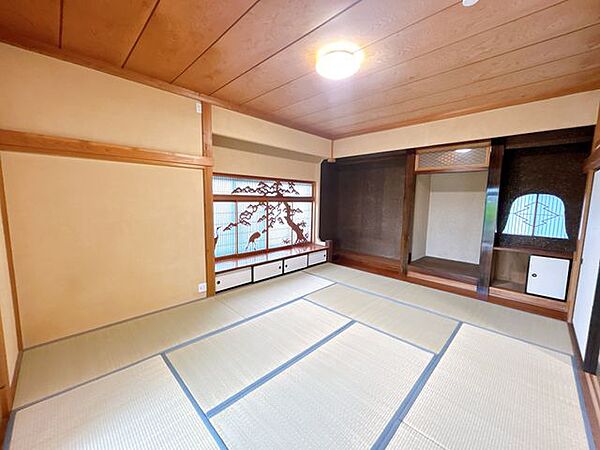 【リフォーム済】1階西側和室11畳です。畳の表替えを行いました。より和の雰囲気を感じられるお部屋になります。