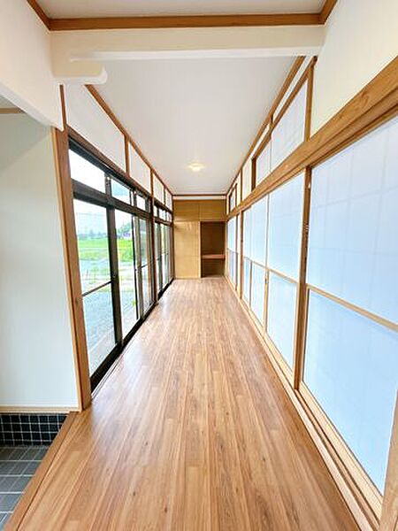 【リフォーム済】1階縁側です。日当たり良好で、外にはのどかな風景が広がっています。