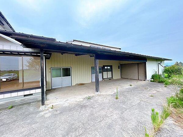 【倉庫】住宅の隣には倉庫があります。収納はもちろん、多種多様な使い方ができますね！