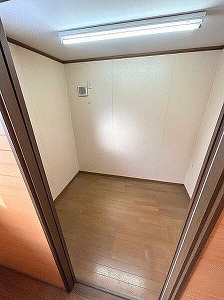 2階には広々使える納戸スペースが備えられております