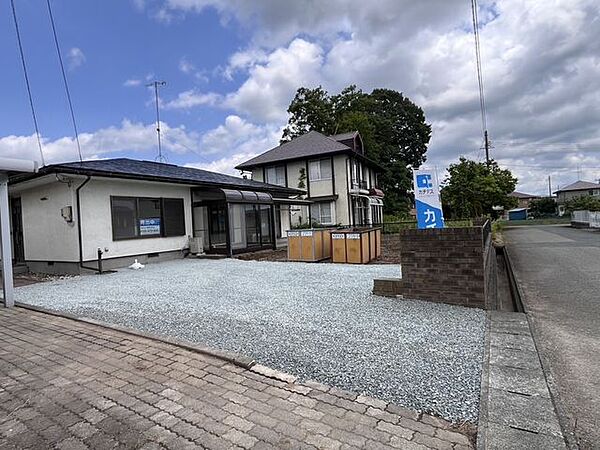 塀の一部を解体し、駐車スペースを拡張いたしました。